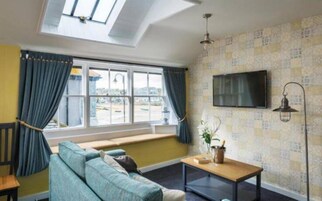 Tabla de planchar con plancha, wifi gratis y ropa de cama 