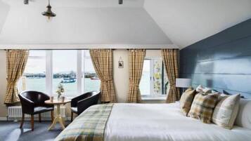 Habitación cuádruple familiar | 1 habitación, tabla de planchar con plancha, wifi gratis y ropa de cama