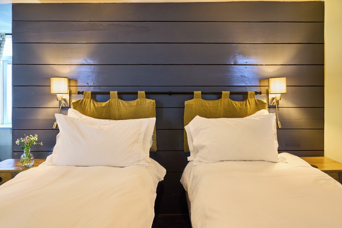 Standard Double Room | Iron/ironing board (on request), free WiFi, bed sheets
