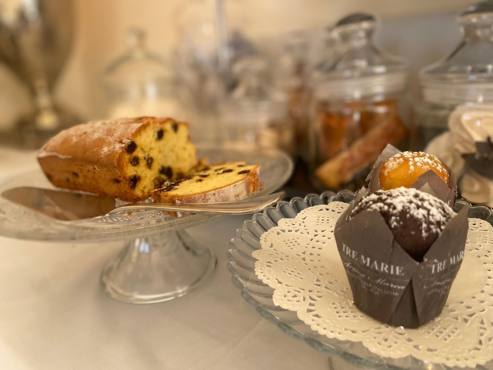 Een presentatie van desserts, met een brood, een plak eraf en een chocoladetruffel.