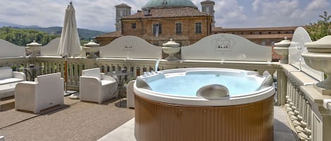 Una piscina al aire libre de temporada, sombrillas