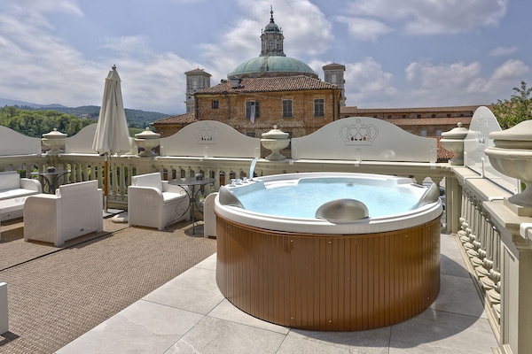 Piscina externa sazonal, funciona das 9h às 19h, guarda-sóis