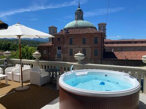 Piscina stagionale all'aperto, ombrelloni da piscina, lettini
