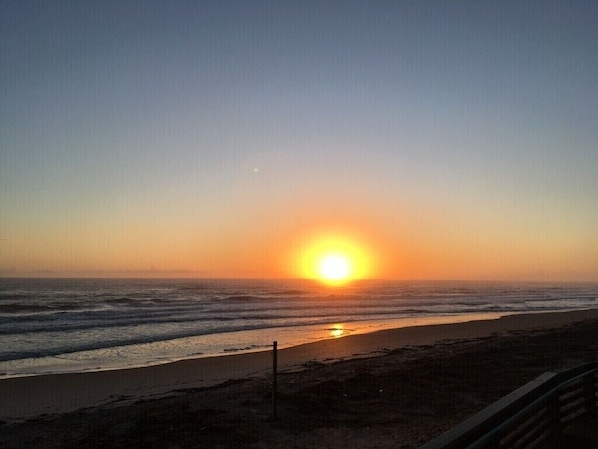 Ubicación cercana a la playa, tumbonas y toallas de playa