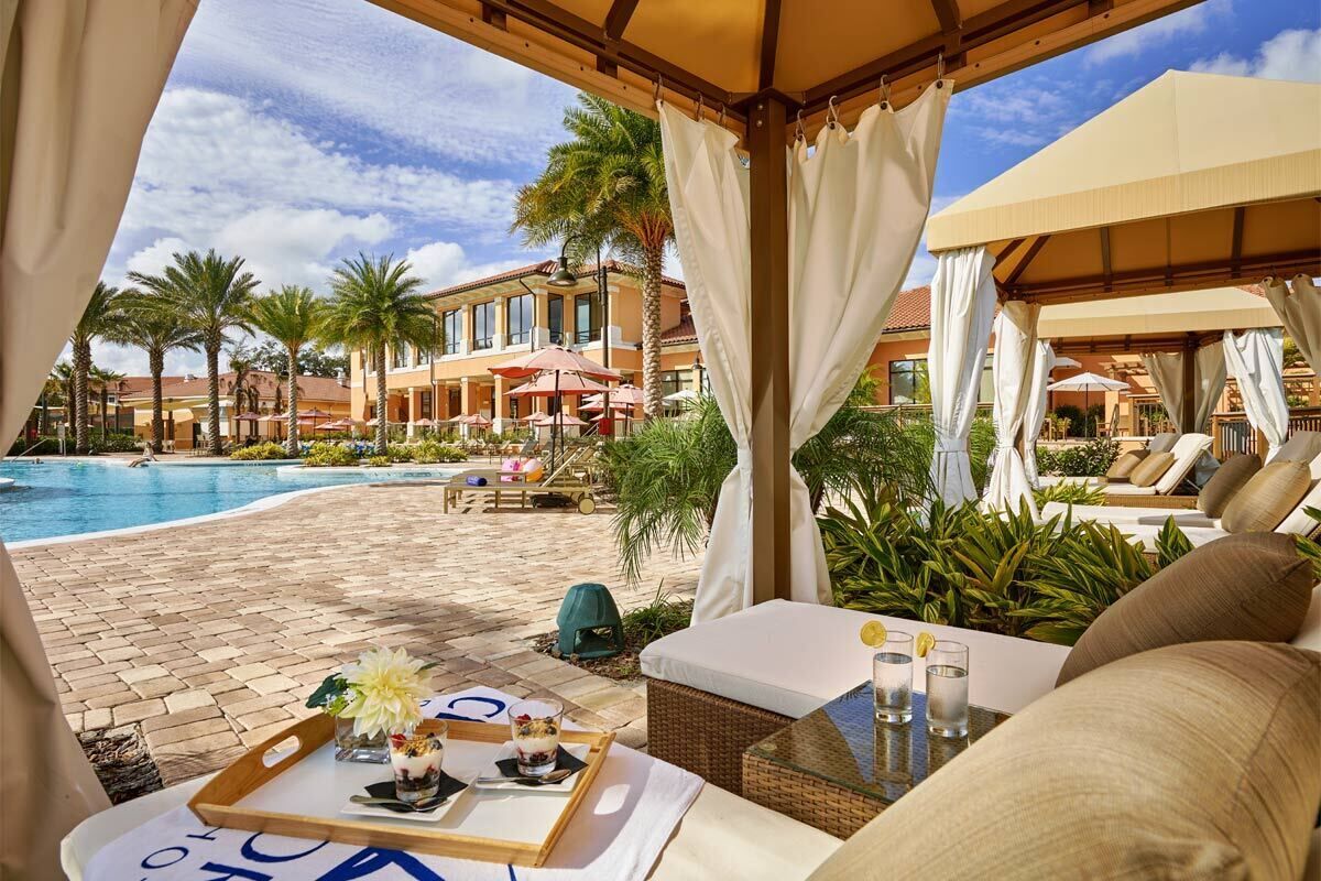 Een buitenzwembad, een verwarmd zwembad