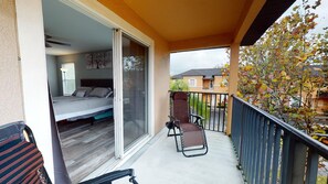 Terrace/patio - 6 Min to Disney, Walk to Fun Spot, Heated pool/ Slides, Comfy Beds, and Big T.Vs (Kissimmee)