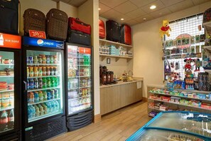 Gift shop - 6 Min to Disney, Walk to Fun Spot, Heated pool/ Slides, Comfy Beds, and Big T.Vs (Kissimmee)