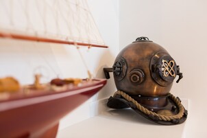 Un modelo de barco y un casco de buzo antiguo.