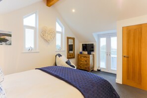 Muebles diferentes y ropa de cama 