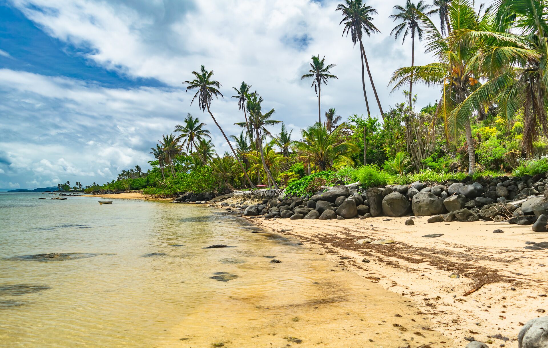 Rannalla, aurinkotuoleja, rantapyyhkeitä
