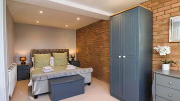 5 camere, con stile personalizzato, con arredamento individuale