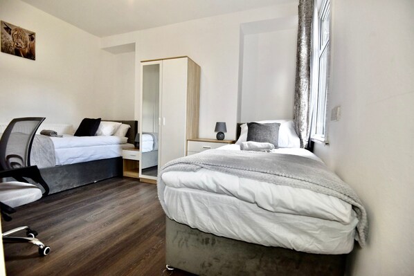 Economy House | 4 bedrooms, individually decorated, individually furnished, desk - Come On In (Pontypridd)