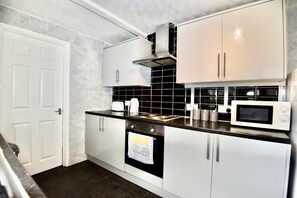 Economy House | Private kitchen | Fridge, microwave, oven, stovetop - Come On In (Pontypridd)