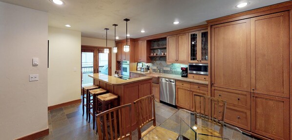 Réfrigérateur, un four, surface de cuisson, cafetière-théière