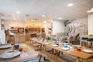 每日供應自助早餐 (每人 EUR16)