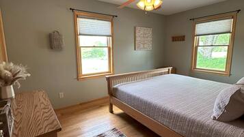 2 bedrooms, travel crib, bed sheets