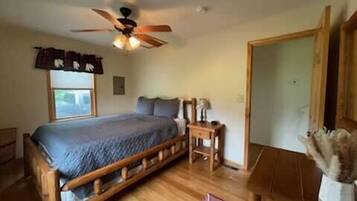 2 habitaciones, cuna de viaje y ropa de cama