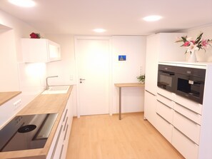Fridge, oven, stovetop, dishwasher
