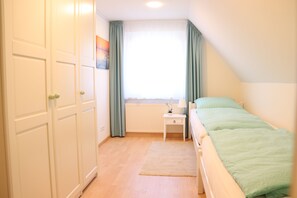 3 bedrooms, travel crib, free WiFi, bed sheets
