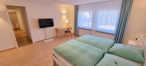 3 Schlafzimmer, Reisekinderbett, kostenloses WLAN, Bettwäsche
