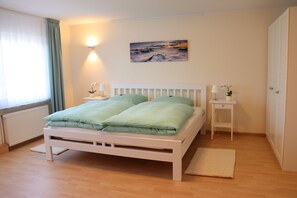 3 Schlafzimmer, Reisekinderbett, kostenloses WLAN, Bettwäsche