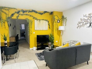 Apartment, Multiple Beds | Living room | 30-inch TV with digital channels