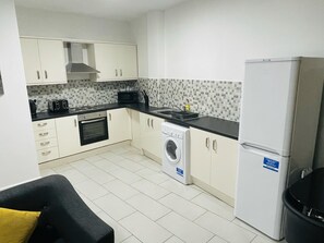 Apartment, Multiple Beds | Private kitchen | Fridge, microwave, oven, stovetop - Jungle Themed 2-bed Apartment (Nottingham)