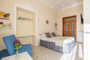 Comfort Room | Premium bedding, down duvets, individually furnished, travel cot - Residence Santa Teresa a Chiaia (Naples)