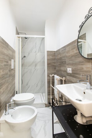 Dúplex superior | Baño | Regadera, amenidades de baño gratuitas, secadora de cabello, bidet