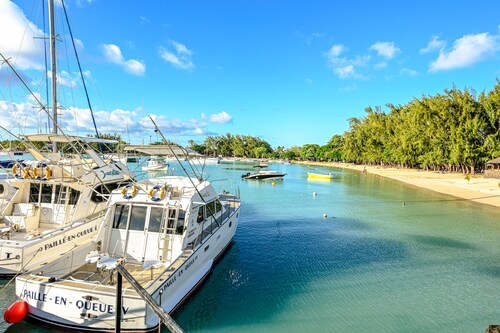 Beautiful and modern villa  for 6-8 persons near the beach in grand baie