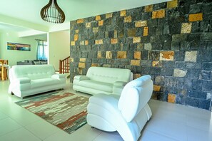 Smart TV y chimenea 