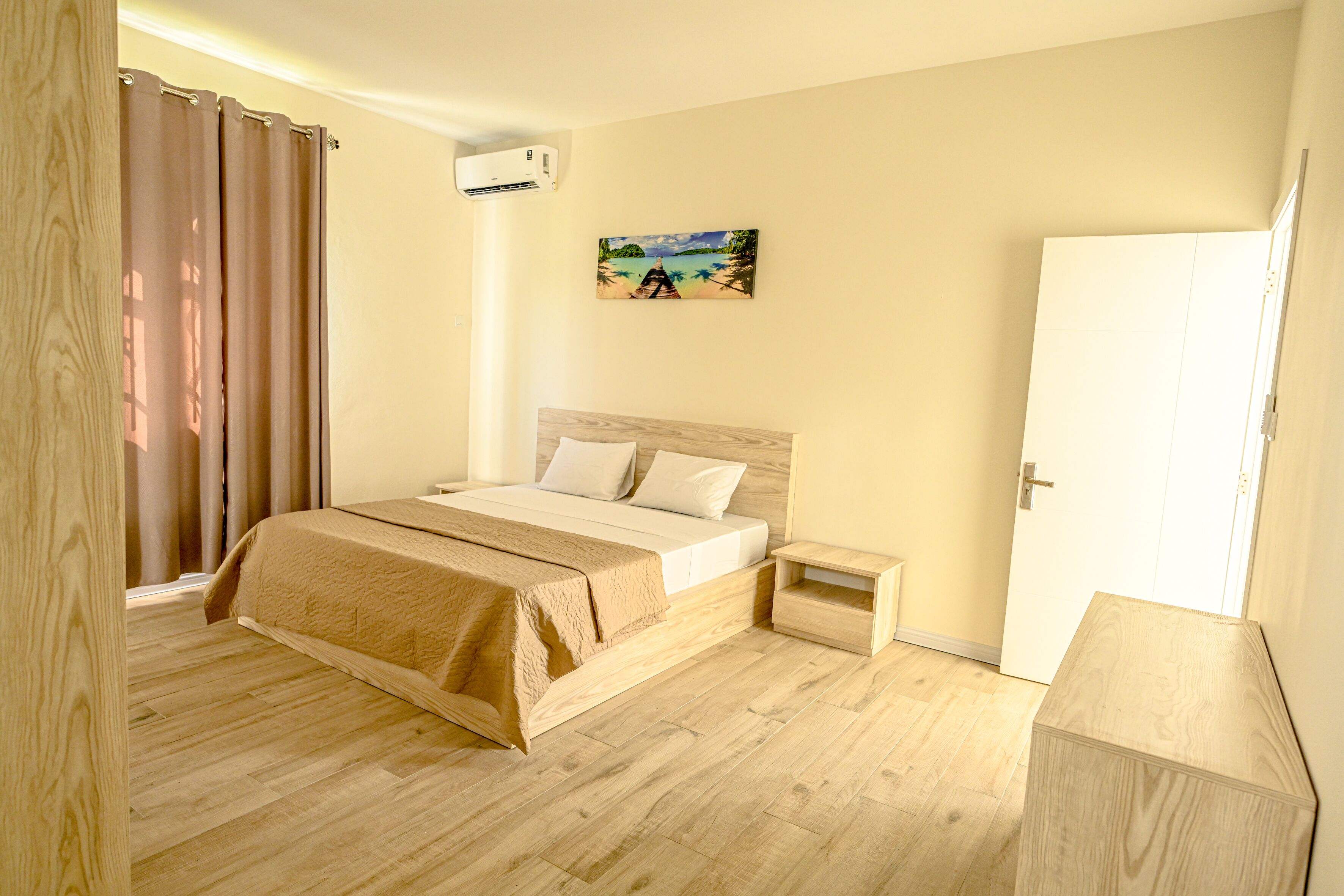 4 bedrooms, iron/ironing board, WiFi (free), bed sheets