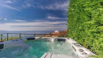 Private spa tub