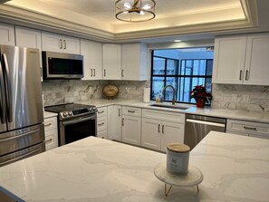 冰箱、微波炉、烤箱、炉灶