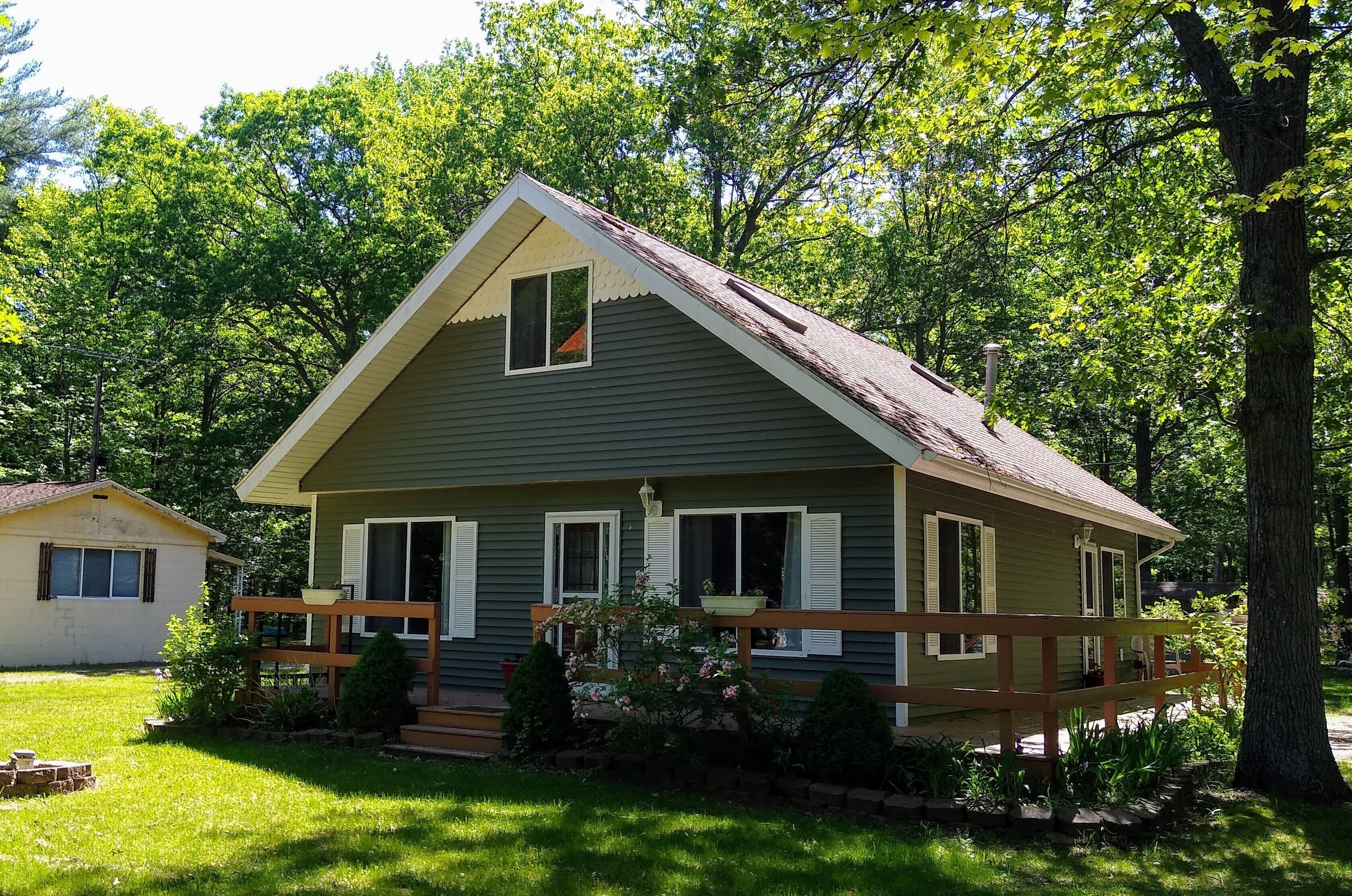 'Whispering Oaks' Cottage with Lake Access, Outdoor Fire Pit and More!