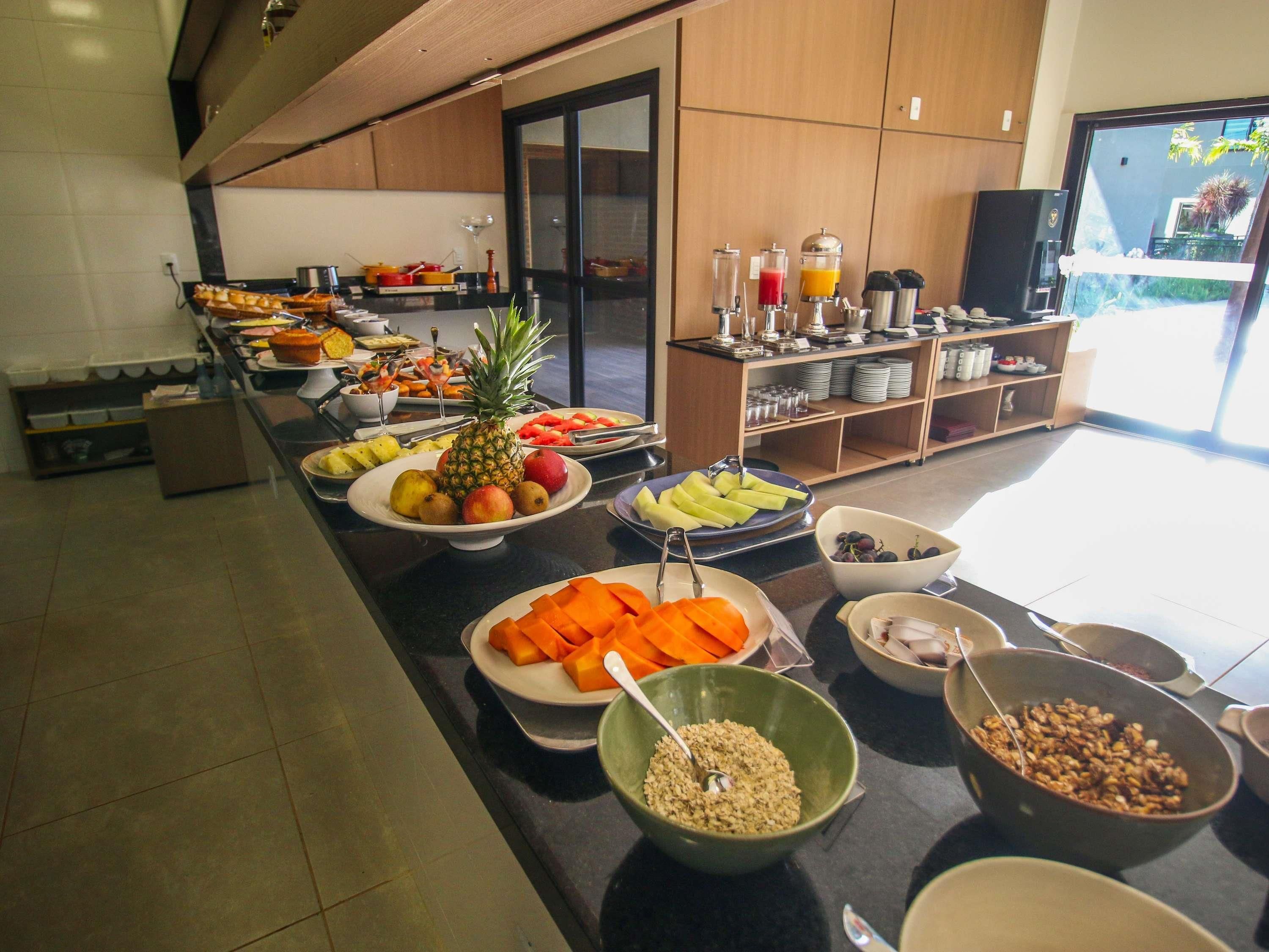 Een buffet met verschillende soorten fruit, groenten en drankjes.