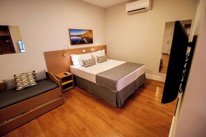 Chambre, 1 lit double, accessible aux personnes à mobilité réduite | Minibar, coffre-fort, bureau