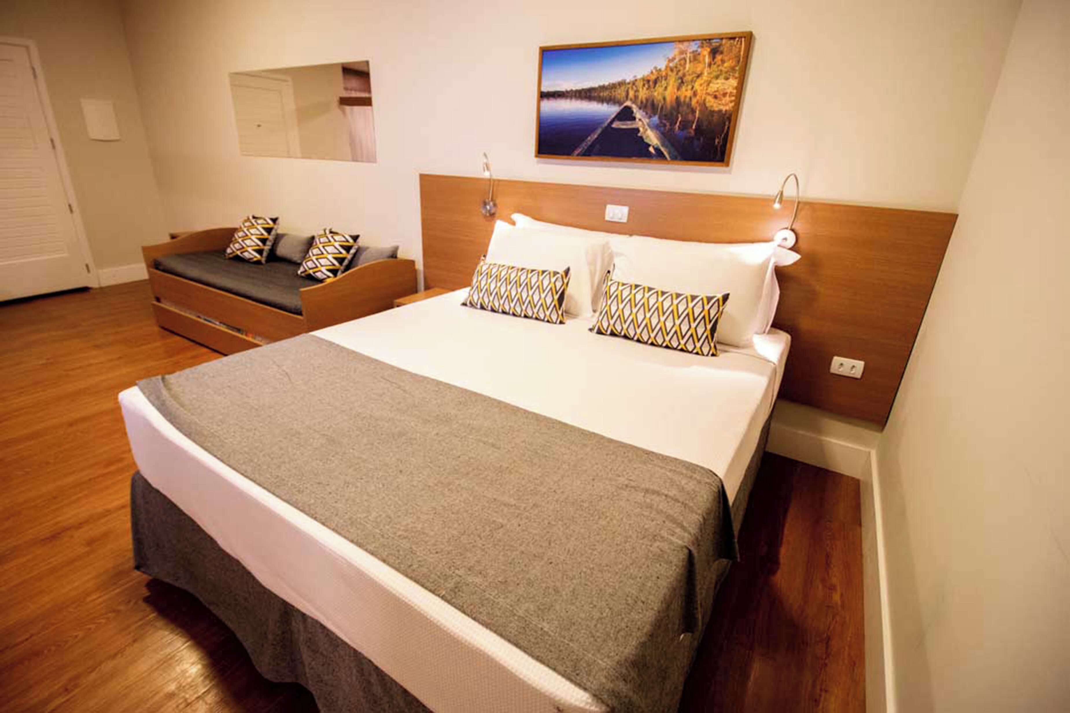 Frigobar, cofres nos quartos, escrivaninha