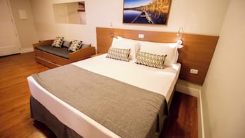 Frigobar, cofres nos quartos, escrivaninha