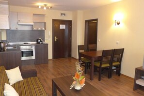 Apartment | Living room | 30-inch TV with cable channels