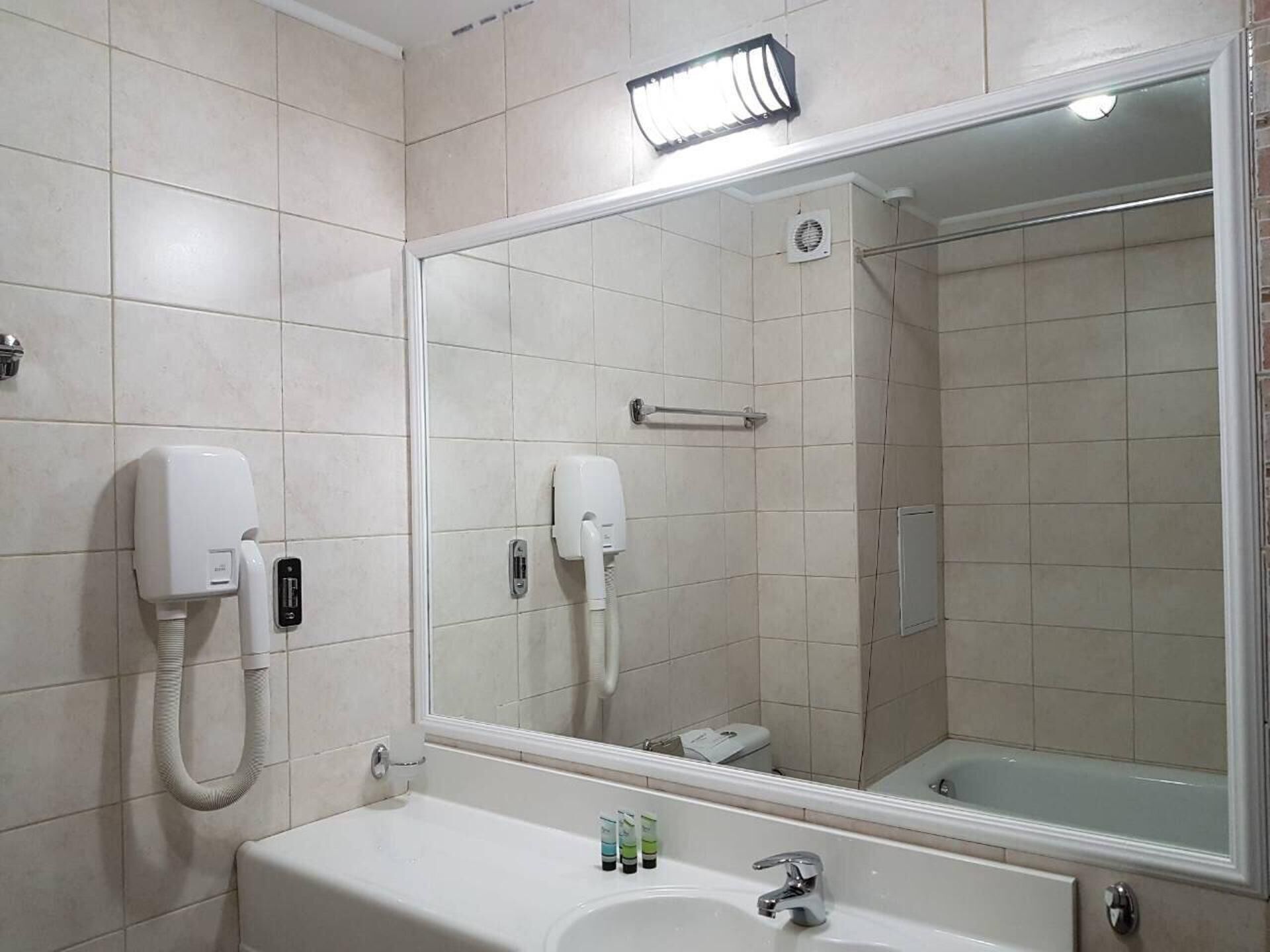 Căn hộ | Phòng tắm | Vòi sen/bồn tắm kết hợp, bồn tắm ngâm, máy sấy tóc, khăn tắm 