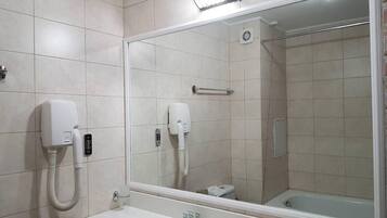 Apartment | Bilik Mandi | Gabungan pancuran/tab mandi, tab mandi rendaman dalam, pengering rambut