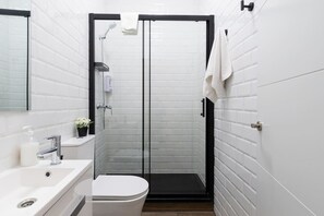 Hair dryer, towels, soap, toilet paper - vip CERVANTES, by MONARO***** (Madrid)
