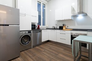 Een koelkast, een microgolfoven, een oven, een kookplaat