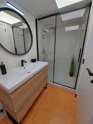 Bathtub, towels, toilet paper