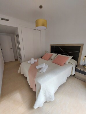 2 Schlafzimmer, Bügeleisen/Bügelbrett, Bettwäsche