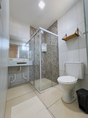 Habitación triple tradicional | Baño | Ducha y toallas