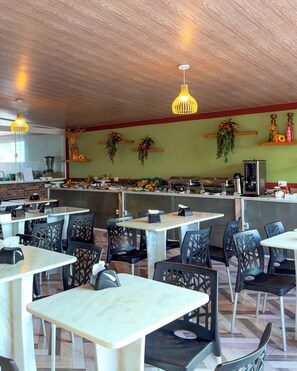Café da manhã com buffet grátis todos os dias