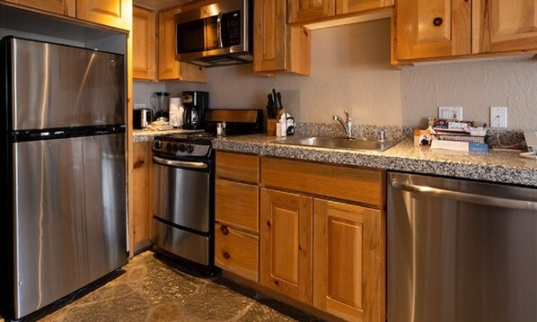 Fridge, oven, stovetop, dishwasher