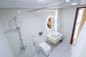 Familien-Studiosuite | Badezimmer
